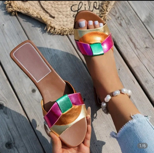 La tendenza dei sandali per l'estate 2025 e' il confort e l'eleganza. si caratterizzano con colori pastello e look fresco e moderno. outfit originale, comodo  e allegro per questa estate 2025.  